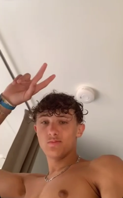 piegetonhetero's tweet photo. Je vous partage aujourd'hui le #piege d'un jeune #hetero !

Au 10 retweets, je vous partage ses #nudes.  #piegehetero #SNAPCHATLEAKED #RT https://t.co/3SQxV24Tmu
