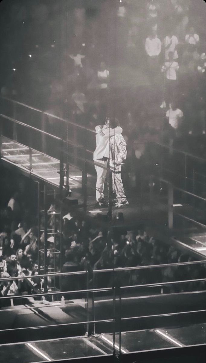 sltcwzk's tweet photo. Déjà 1 an que PNL commençait leur tournée pour leur album Deux Frères 🌍

La scénographie, le show, leur retour, tout était incroyable.
Une des meilleures soirées de ma vie. https://t.co/DWjd3Awjw4