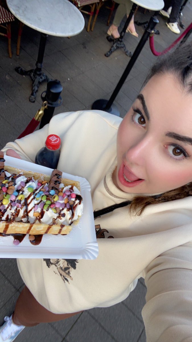lyd_wh003's tweet photo. Pudding dump 🧁🫶#Erasmus23 https://t.co/qdS82jA9Oa