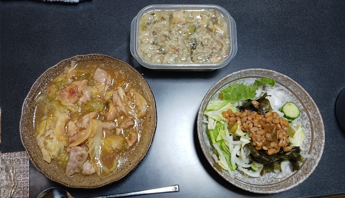 tabloid012's tweet photo. セメント、サラダ納豆、鳥ももとキャベツの煮込み(生姜)
全部どろどろしてる😳 https://t.co/6iMeuQbxC0