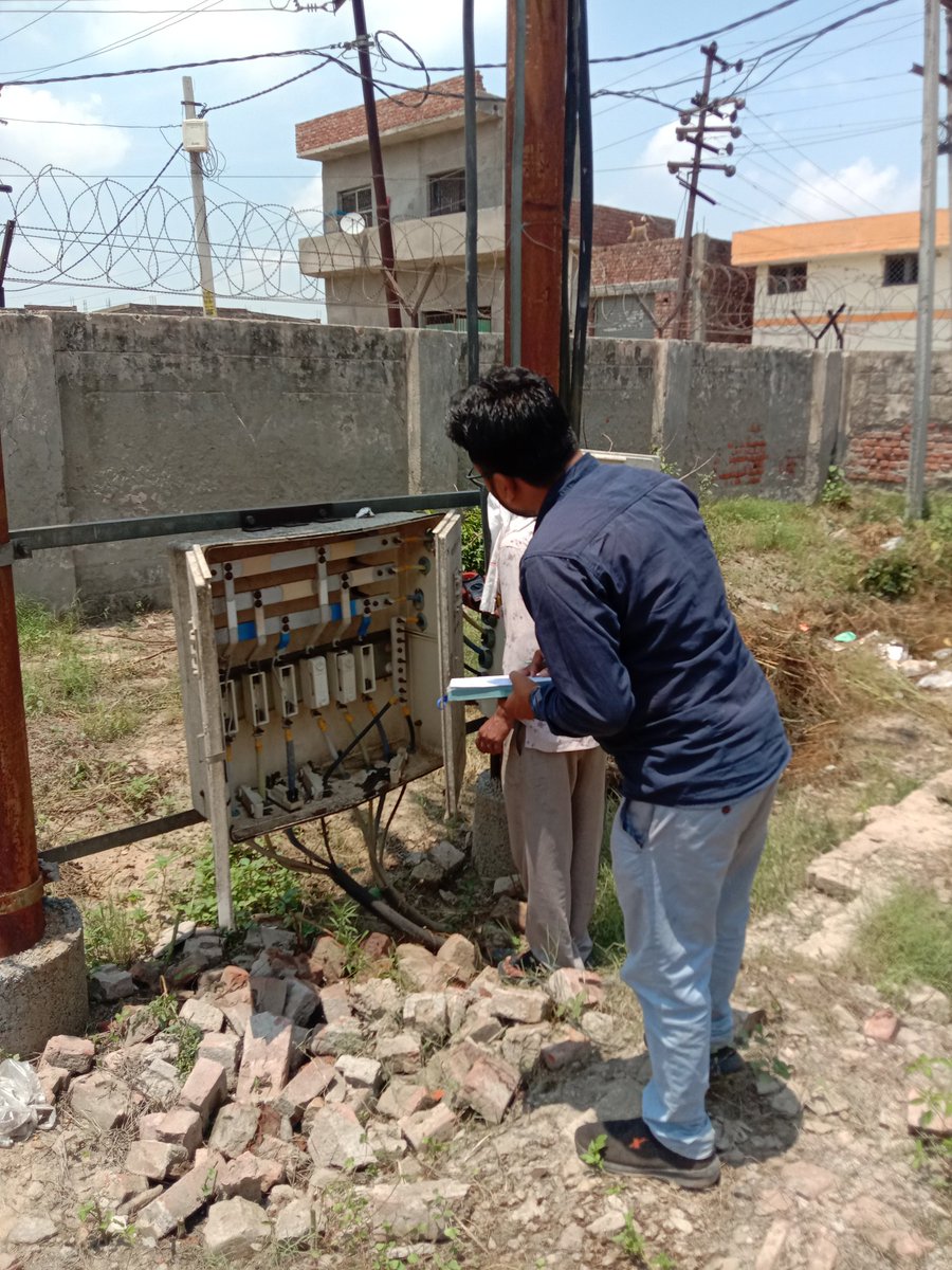 Pradeep76561321's tweet photo. 100 sasni substation yard edd3 hathras lt cable insulation damaga, lt R phase no lug and road heated @dvvnlhq @DvvnlWorkshop @e_aligarh @MDDVVNL https://t.co/1PwnQ8eoVg