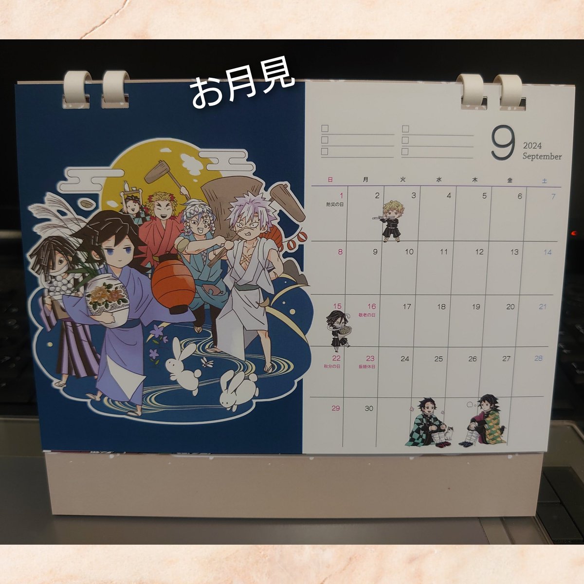 カレンダー2024年なんですけども💦🗓日付けを気にせず?なんとなく季節にあわせた絵をお机に置いていただいたり、このような使い方をしたりしていただけます🤗 