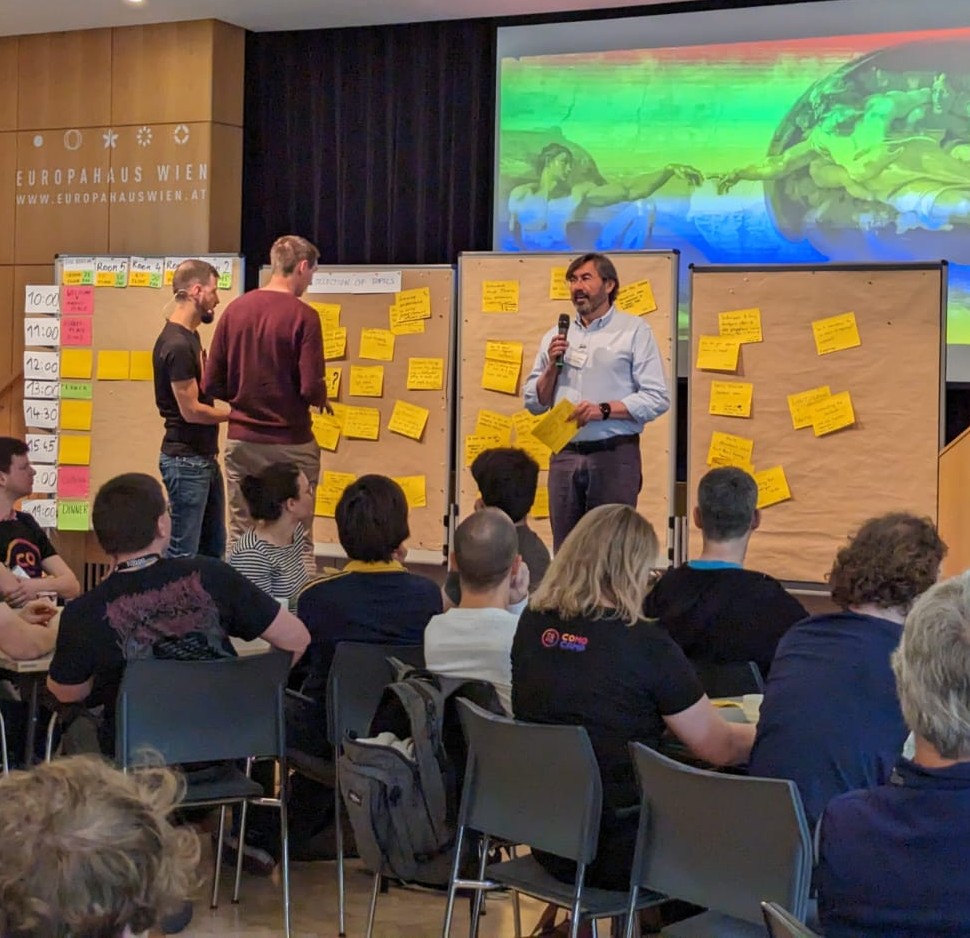 Pitching the "Collaborative Modeling kit" in #CoMoCamp: "to build an open source, community tool for the design of complex CoMo interventions."