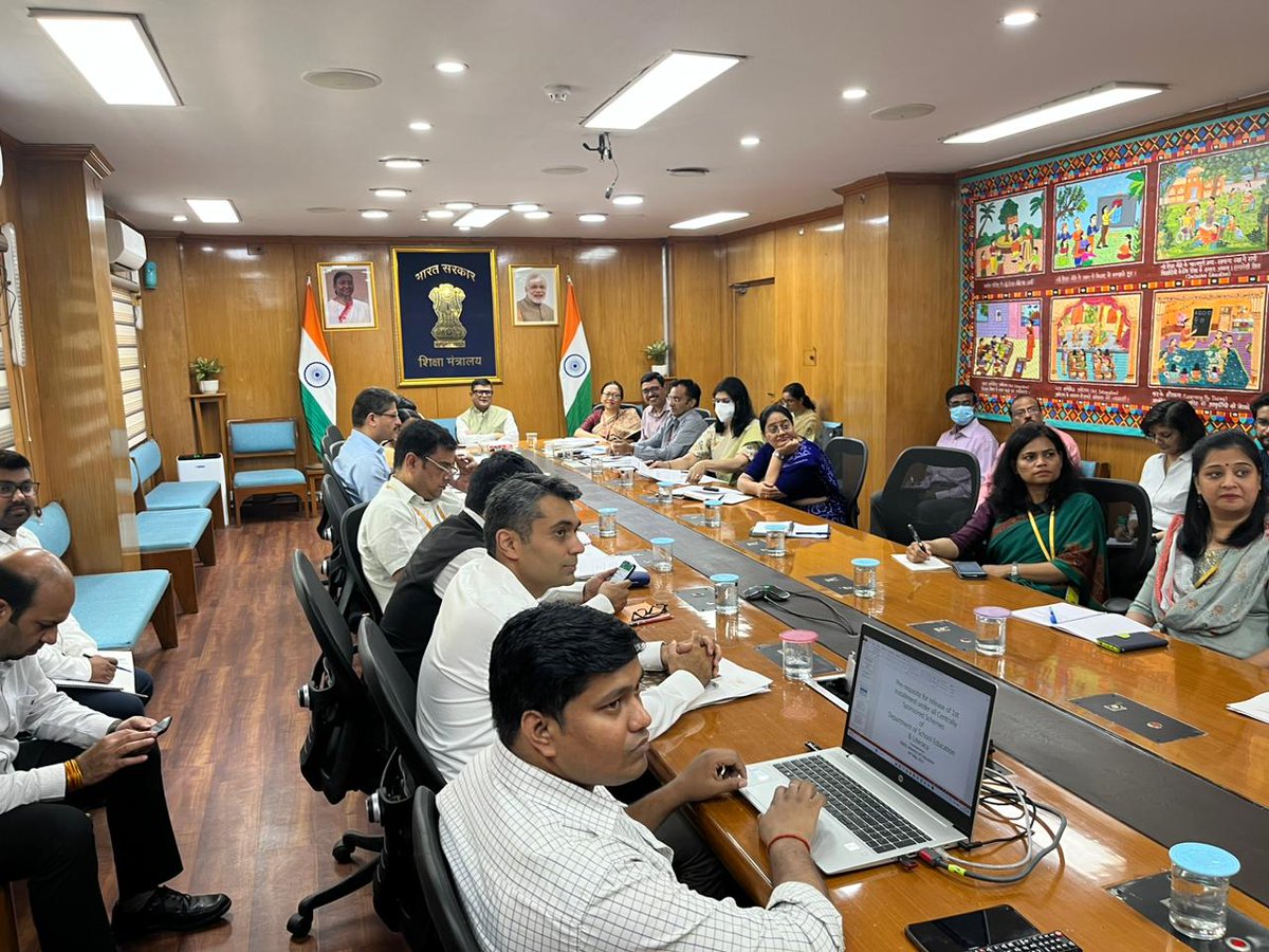 Secretary School Education, Shri <a href="/sanjayjavin/">Sanjay Kumar</a> conducted a review meeting with States and UTs to discuss progress on key education schemes such as #SamagraShiksha, #PMPoshan, #PMSHRI, and other initiatives. 

Discussions also covered insights from data compiled through multiple