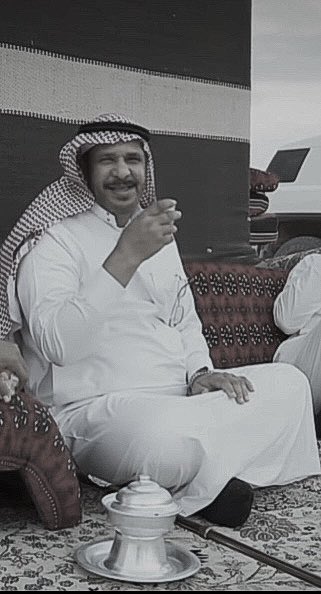 ما يذبح الرجال غير الحسايف
ليا تذكّر فرصةً وقتها ... فـات

يصير في صدره علـيها لهايف
ودّه على ترجيعها مير هيهات

والا الحسايف؟ عقب صدّرت عايف
صيـحة خلا يفرح بها كل شمات

تعلّم الرجـال عـض الـشفايـف
وتذوّقه موته .. وهو مابعد مات

#عبدالله_بن_زويبن رحمه الله