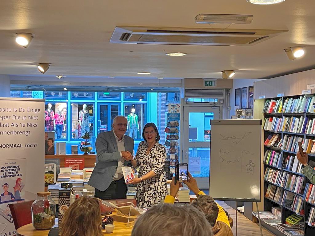 Ons raadslid Tom Zoethout heeft 25 april zijn nieuwe boek 'Zo Wordt Je Website Je Beste Verkoper 4.0' gelanceerd bij Boekhandel Logica in IJsselstein.

Wethouder Economische Zaken van IJsselstein, Eveline Schell, nam het eerste officiële exemplaar in ontvangst.