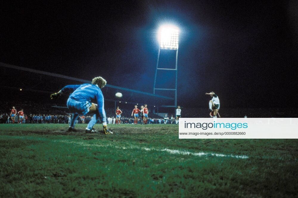 BREAKING: Pfaff zu weit vor der Linie, Kutzop-Elfer muss wiederholt werden! #werder #VAR