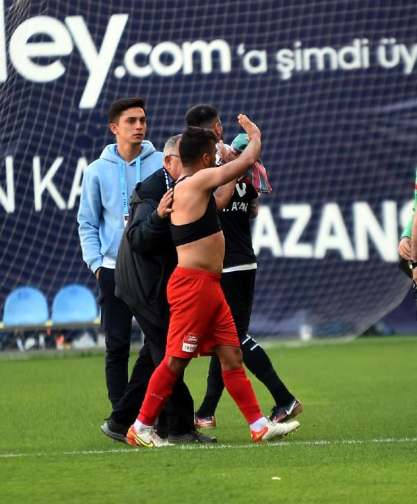 sporx's tweet photo. 9 sezondur Karşıyaka forması giyen kaptan Mustafa Aşan, 52 Orduspor maçının ardından 'Formayı çıkarın çıplak oynayın' tezahüratları sonrası formasını çıkarıp tribünlere elleriyle veda etmişti.

⚡Mustafa Aşan, önceki gün taraftarların takımla yaptığı toplantıdan sonra çarşamba günü de yönetimle görüşüp ayrılık kararını bildirdi.