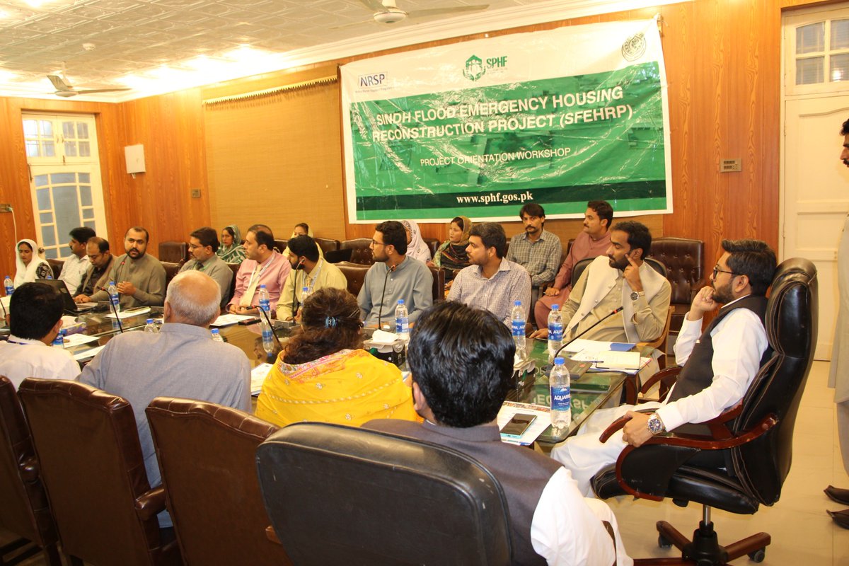 مٹیاری، 4 مئی 2023: ڈپٹی کمشنر مٹیاری سید جواد مظفر بارش سے متاثرہ مکانات کی تعمیر نو کے حوالے سے ورکشاپ کی صدارت کر رہے ہیں۔