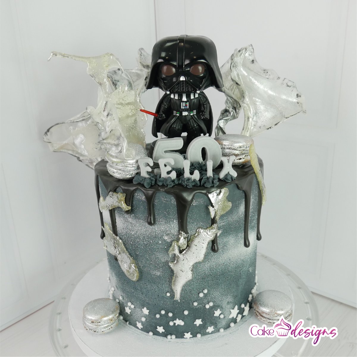 CakeDesigns_'s tweet photo. May the 4th be with you, tarteritos! ⭐
Hoy es el día de Star Wars y qué mejor momento para enseñarles esta drip cake tan chula de Darth Vader 🙌🏼

~~~~~~~~~~~~~~
Para pedidos, escríbenos o llámanos al 646 078 055 📲
https://t.co/XENTSqYZoX https://t.co/9rBOO8DehC
