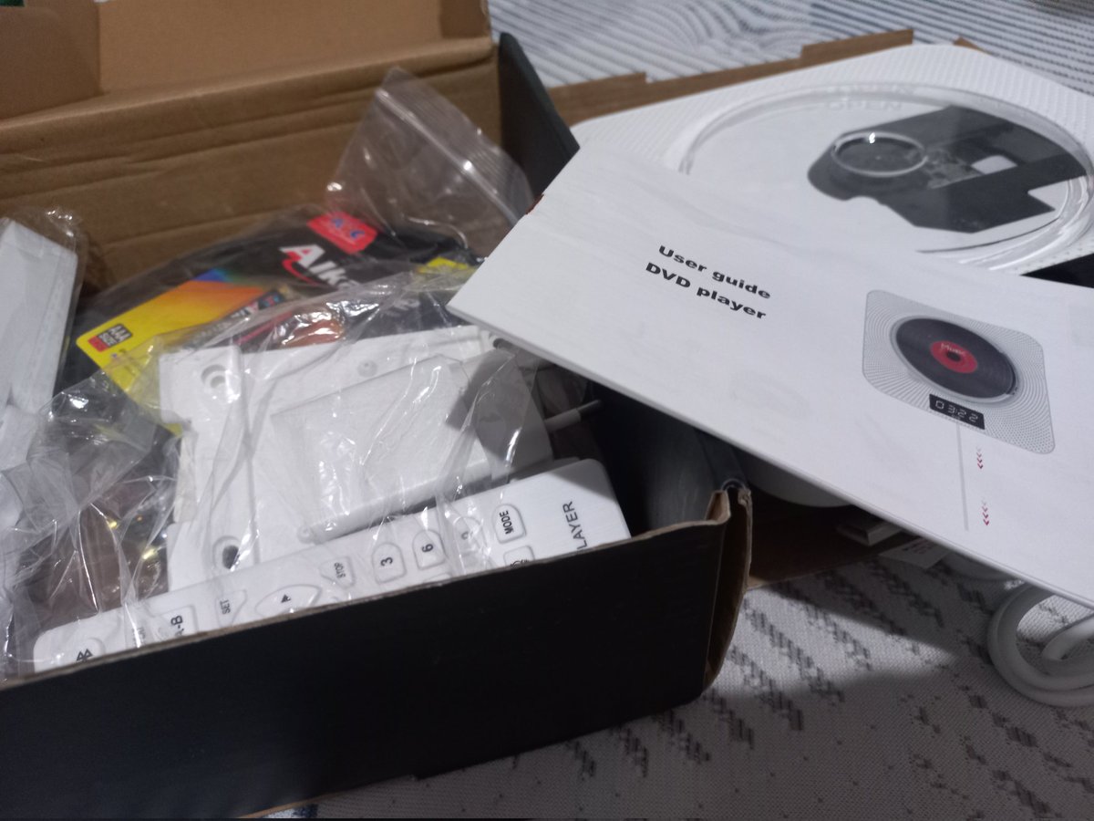 chimmeow28's tweet photo. wts dvd player multifungsi cocok untuk kpopers" bisa di tempel di dinding.
cuman kepake 1x doang.
murah aja 400rb nego 🤗
kondisi mulus masih baru
#wtsdvd #kpopers #wts #dvdkpop #jualbeli #second #cdplayer #jualcepat https://t.co/mCxYEht1ub