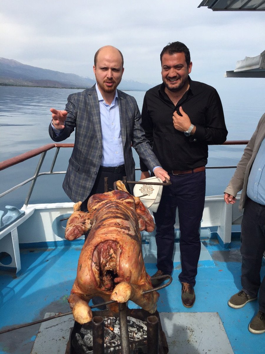 Sen erdoğanın kılını ye sen Erdoğan a çocuklarının ömrünü bağışla sen Erdoğan ı ananın üstünde dahi görsen anam kabahatli de sen Erdoğan ı peygamber et sen Erdoğan ı ilah edersen normaldir Bilaloğlan da lüks yatta KUZU çevirir KOYUN kardeşim MAL kardeşim  uyan insan ol yeter