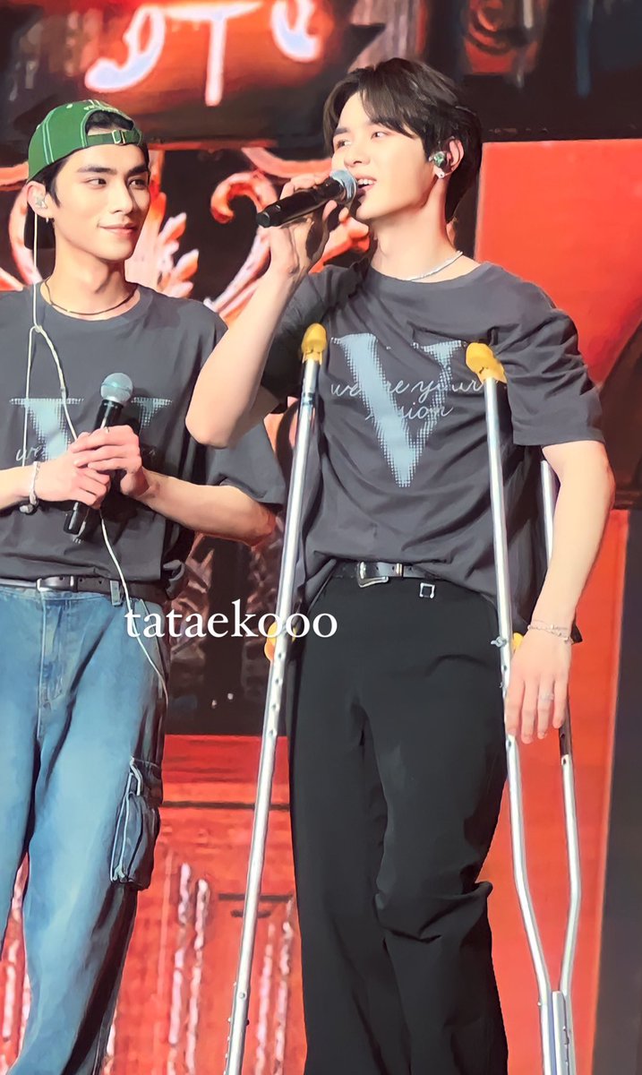 tataekooo's tweet photo. find someone who will stare at you like Xiaojun stares and takes care of Kun 🥺🥺🥺
my XiaoKun hearteau…. ❤️❤️❤️
#WayV_Phantom_in_JAKARTA #WayVKetemuWayZenNi #WayV #WayV_Phantom #wayvkun #wayvxiaojun https://t.co/eCJN2paFbi