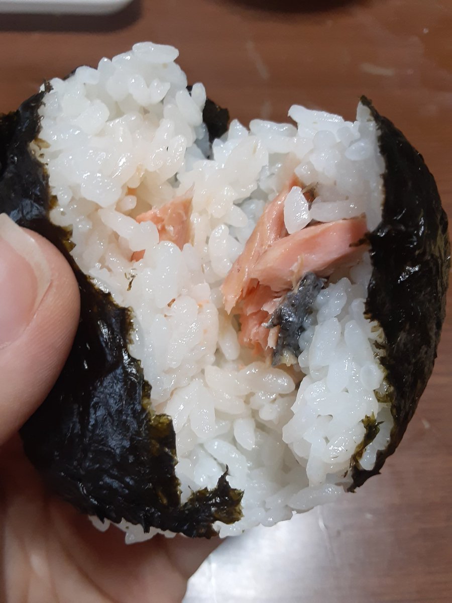 akito_0913's tweet photo. おにぎり香瞳(@ONIGIRIKOHDOH)さんのおにぎりで父にジェンダーリビールやりました🍙✨
おにぎりの中身が

ツナ→男の子👦
鮭→女の子👧

で全部食べるまで分かりま10(笑)
握ってもらったのはツナ3、鮭2、塩むすび(フェイク用)1なので…

お腹の子は男の子でした～

#おにぎり香瞳
#ジェンダーリビール https://t.co/77Y4fqrtkn