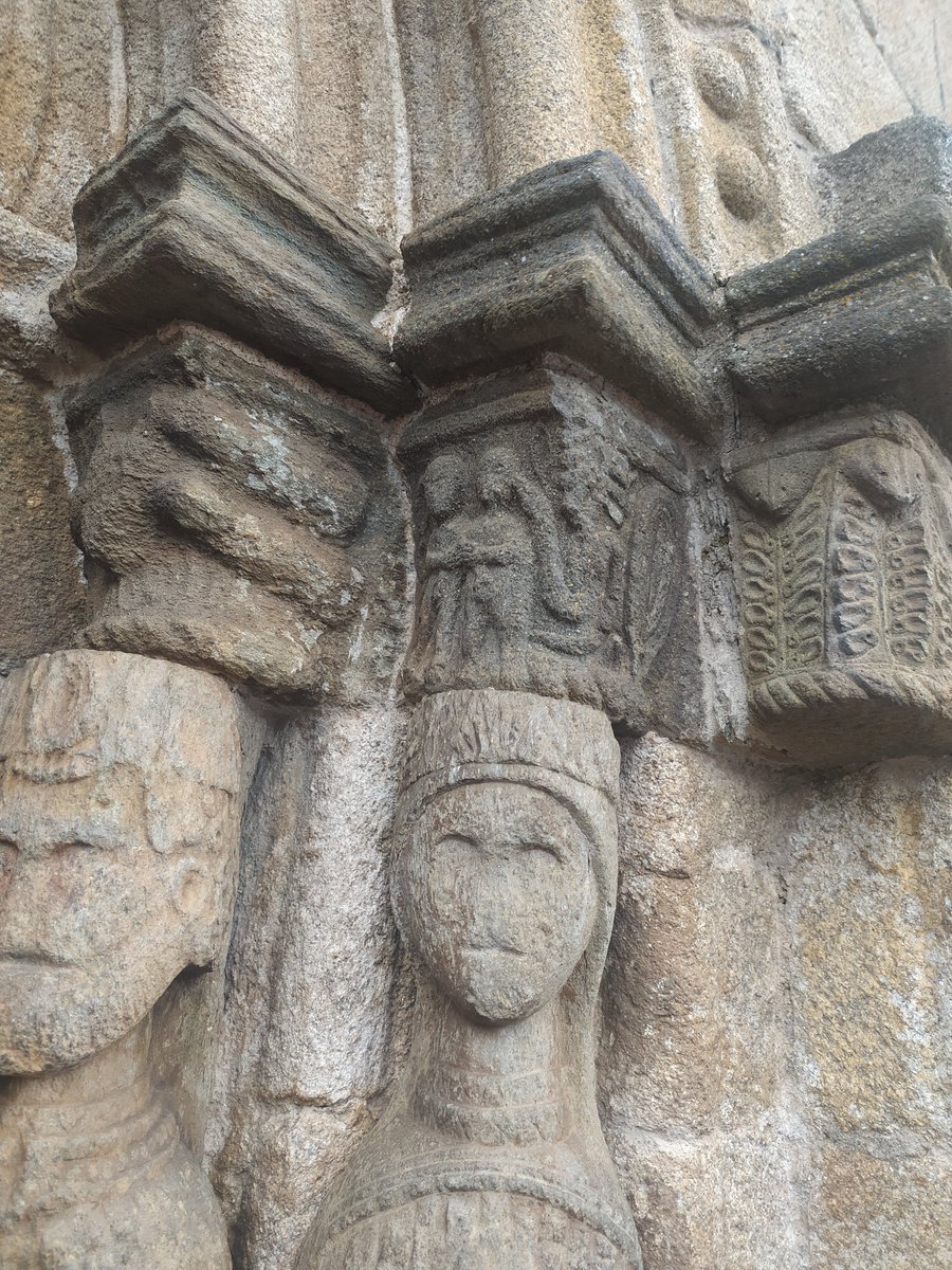 En la siguiente imagen podemos observar una escena entre Adán y Eva. En ella, aparecen símbolos como una serpiente o la manzana. Con respecto a la escena, se representa el pecado original. 
#RecursosCCSS #Infantil2EUMZA #DCSUVA