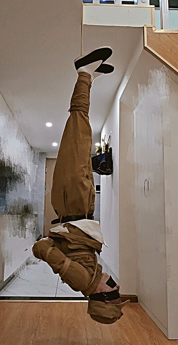 刑讯员来到已经被吊了一天一夜的小兵面前:怎么样？想好招还是不招？😏
小兵虽然双脚早已完全麻木但还是不肯屈服，堵着嘴发出怒吼的音调:不招!😤
刑讯员:是吗？那一会看看是你的嘴硬还是电击硬😈
小兵:呜呜呜呜...