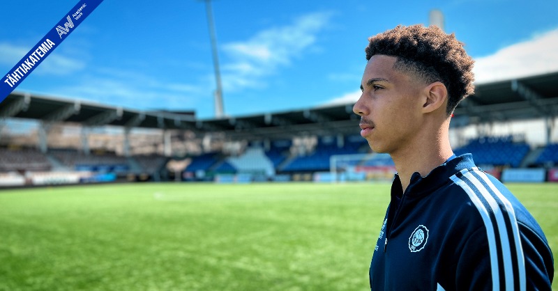 hjkhelsinki's tweet photo. 𝐃𝐚𝐯𝐢𝐝 𝐄𝐳𝐞𝐡 

”Dave” on yksi @AcademicWorkFI Tähtiakatemia-pelaajista. 
Miten innostus futikseen syntyi?
Minkälainen Dave on isänsä Sylvesterin ja talenttivalmentaja Aleksi Lallin silmin?

Lue Daven tarina👇

#HJK #Veikkausliiga #Tähtiakatemia #Klubikulttuuria