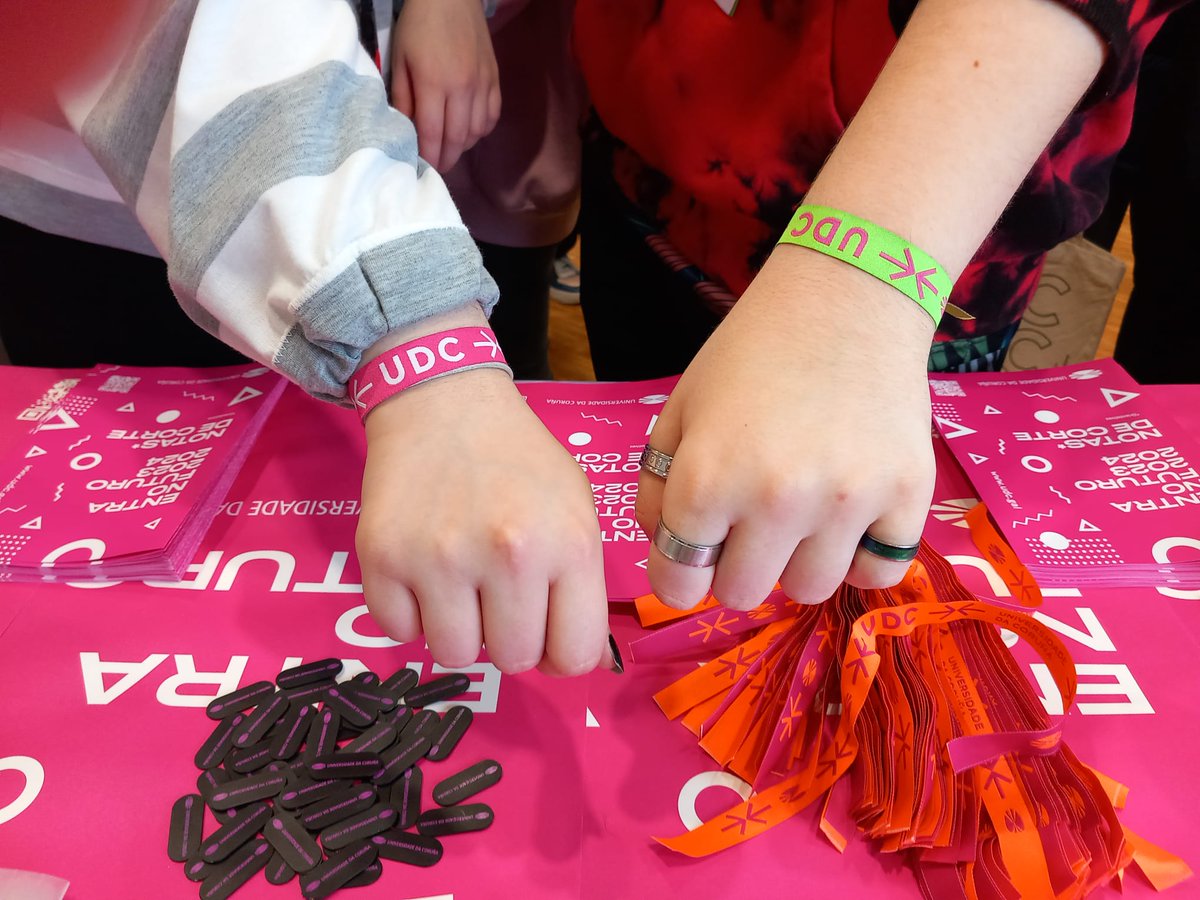 A UDC está hoxe na Feira das Profesións no IES de Ames, difundindo os GRAOS e a Vida Uiversitaria!
Esperámosvos!!