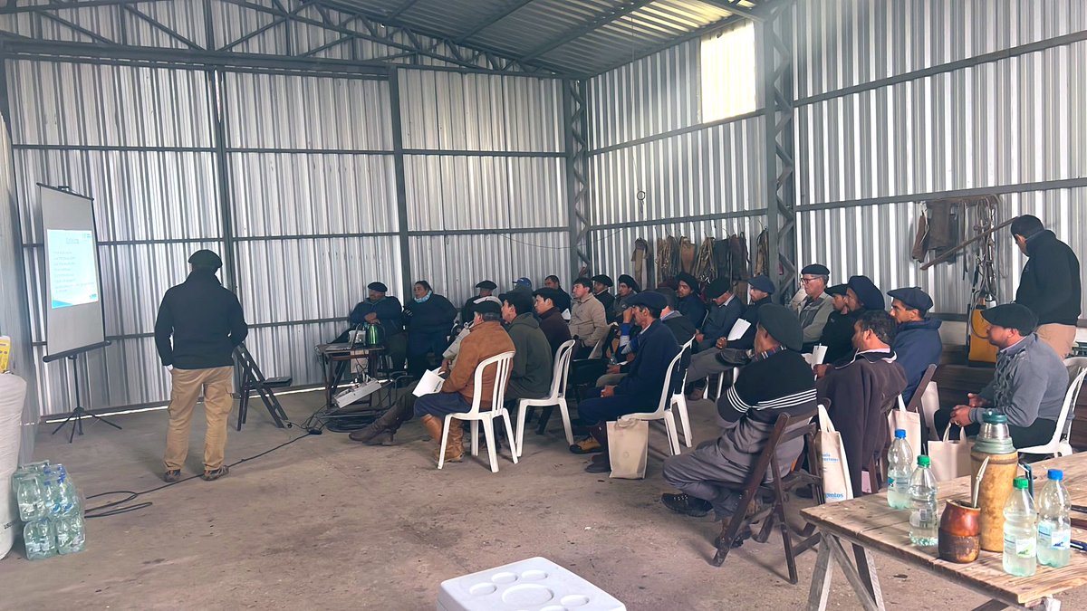 Primera fecha de Escuela de Pastores de <a href="/GentosUy/">Gentos Uruguay</a> en La Cachirula. Capacitación para Encargados de campo en un aspecto clave del sistema . Nos jugamos muchos kg carne/ha en la utilización. Los esperamos el 1/8 en la segunda fecha ! <a href="/CharlieBosch/">Charlie Bosch</a>