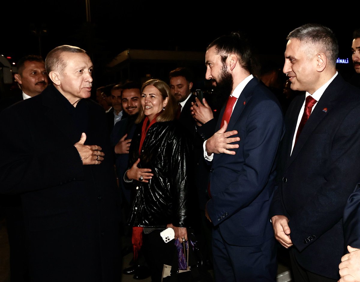 osmanIiocakIari's tweet photo. Cumhurbaşkanımızı Sevmek, En Büyük Ayrıcalıktır.

Sevilmek İse, Allah’ın Herkese Nasip Etmediği Bir Duruştur. 

Yolundayız, İzindeyiz….

#uzmanÇavuş larımızın selamlarını ilettiğimiz an. https://t.co/r0KRuQWXKG