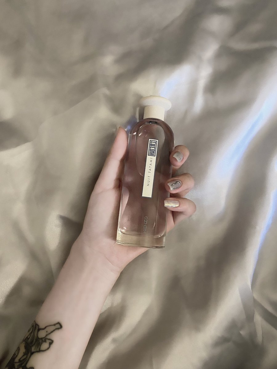 내 인생향수 겐조 메모리 뉘 타타미 🌑
르라보 어나더 13이 최애였는데 이젠 뉘 타타미를 더 사랑하게 생김 .. 별 한점 없는 짙은 밤에 머스크의 포근함과 함께 에로틱함을 선사하는 묘하고 편안한 향😌.. (지금 온 방에 뿌리고 난리 났음)