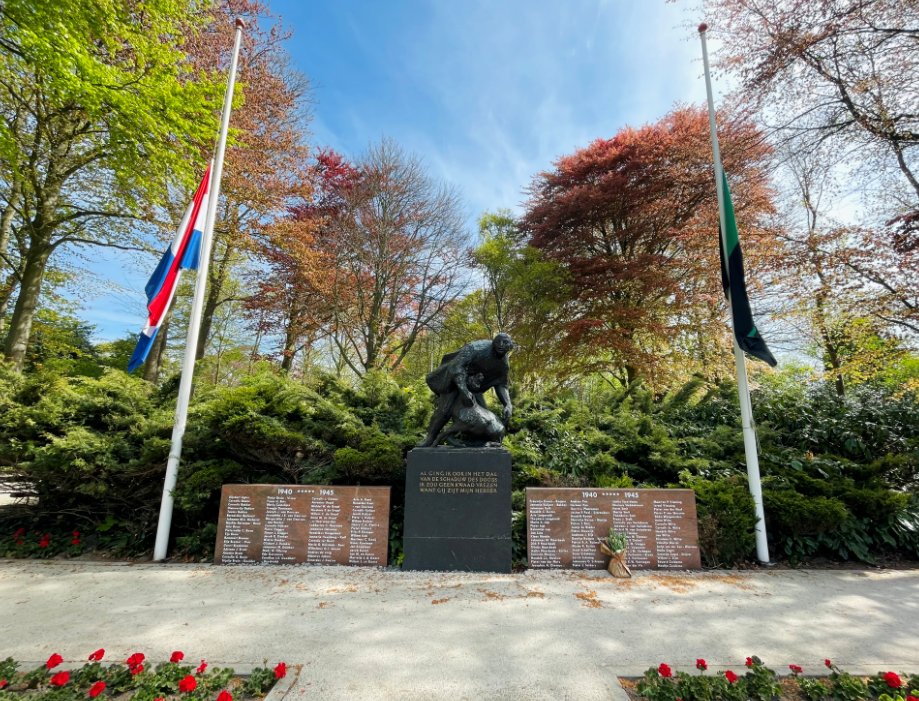 gemeentetxl's tweet photo. Vanavond is de jaarlijkse herdenkingsbijeenkomst in De Burght. Daarna volgt een stille tocht naar de Algemene Begraafplaats Na een rondgang langs de monumenten daar, houden wij om 20.00 uur 2 minuten stil. Bekijk het volledige herdenkingsprogramma op https://t.co/ET4kF6v0FZ https://t.co/UCsjMXiTiE