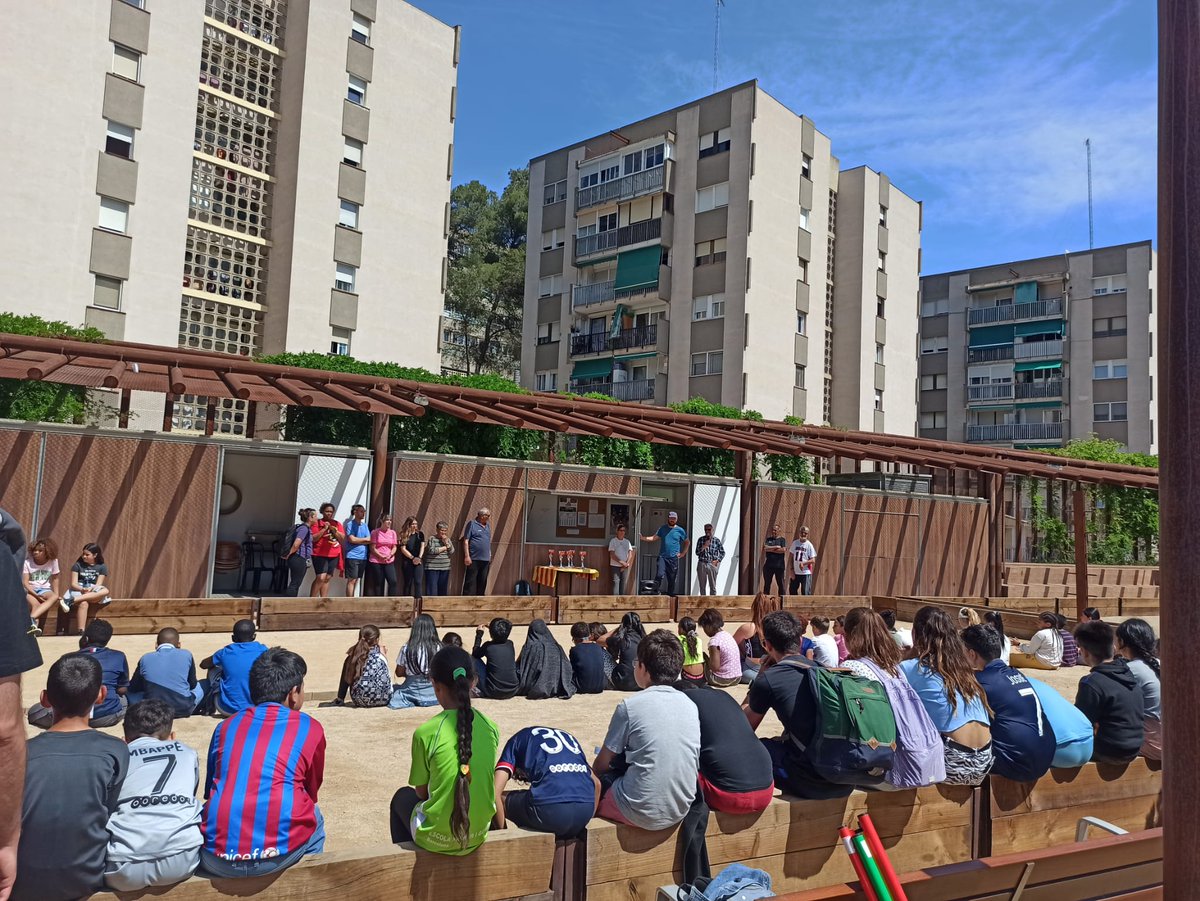 PCCiutatMeridia's tweet photo. Avui final de projecte "agafa una bola i apunta" amb les escoles de la zona nord, divendres alternatiu, club petanca ciutat meridiana i Accions comunitaries. @Bcn_NouBarris @centrecruilla @consorciedubcn https://t.co/u4EPRkn7EU