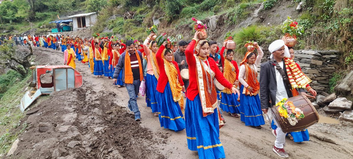 18pradeeptiwari's tweet photo. #uttarakhand का अर्धकुंभ: बागेश्वर से 45 किलोमीटर आगे कपकोट इलाके के भद्रतुंगा में पावन सरयू नदी के किनारे 12 दिन तक चलने वाला अर्ध कुंभ, अगर बागेश्वर या आसपास हैं तो एक बार यहां जरूर जाएं पहाड़ों के संस्कृति को करीब से समझने का इससे बेहतर मौका नहीं मिलेगा।
#Uttarakhand #tourism https://t.co/45dv1RC2RP