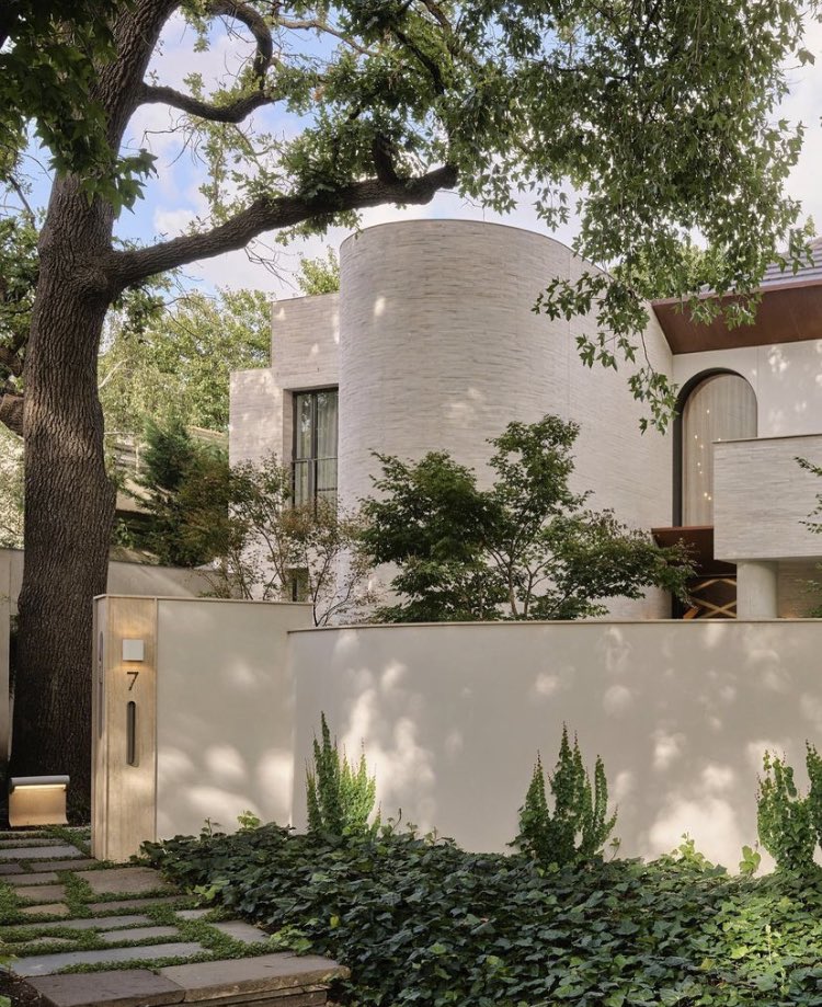 CleanPlaster's tweet photo. Love these photos of our project “Mansion in Toorak”

.
.
. 

#cleanplaster #distinctlydifferent  #plaster #toorak #builder #design #curvedwalls
#siniat  #toorakproject  #curvedstairs #curvedceiling #ufo #awci #awardwinningplasterers #victoria #toorakhouse #turningplasterintowow https://t.co/q1quoCFF20