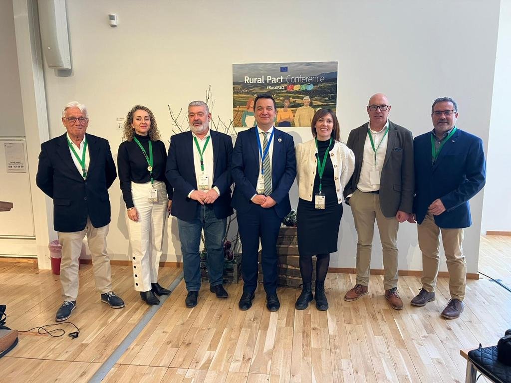 📸Foto de la delegación española en la Conferencia #RuralPact

Jesús Ortega, pdte. <a href="/RECAMDER/">RECAMDER</a>; <a href="/mj_murciano/">María José Murciano Sánchez</a>, gerente REDR; <a href="/djgarciaostos/">@djgarciaostos</a>, pdte. <a href="/Andalucia_Rural/">Andalucía Rural (ARA)</a>; <a href="/fmartinezarroyo/">Francisco Martínez Arroyo</a>, consejero <a href="/AgriculturaClm/">Consejería de Agricultura, Ganadería y Des. Rural</a>; <a href="/CarolGAnsotegui/">Carolina Gutierrez Ansotegui</a> @mapagob; <a href="/CundoCaso/">Cundo Caso</a>, pdte. REDR y <a href="/jjfzarco/">Jose Juan Fernandez</a>, DG DR CLM