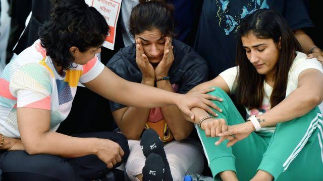 TheTejSahu's tweet photo. खिलाड़ियों के साथ राजनीतिक खेल 
- फोटोबाज नेताओं की नाकामी है!
मेडल लाने के बाद स्टेटसबाजी करने वाली जनता भी मूक दर्शक बनी हुए हैं, सिस्टम के लोगों को सोशल के साथ ही सांस्कृतिक, संस्कारिक भी होना चाहिए...
- पहलवान सड़क पर है, आंखों में आंसू है

https://t.co/eI1KOQKrnP https://t.co/fDR87eLU9h
