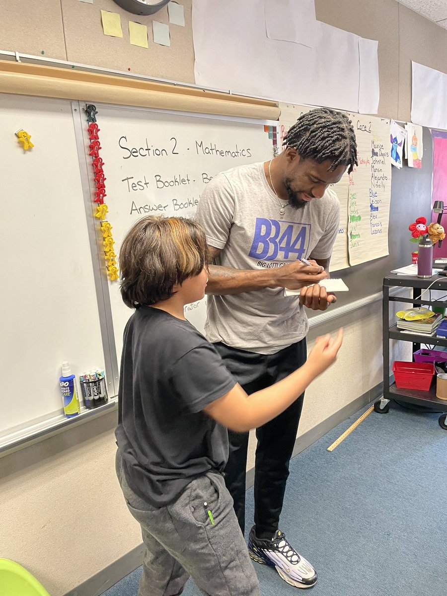 Daddona_Central's tweet photo. Thank you LV Legends players for stopping by. Your words were very powerful. We look forward to seeing you again! @AllentownSD @asdcentral @LVLegendsBBall #centralproud https://t.co/yH8IynF6lv
