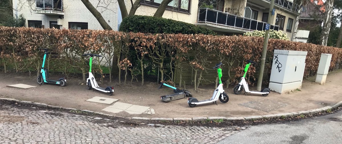 Alltag in Hamburg! #scooter von #voi @tier_mobility #tier #wheels #lime nerven und gefährden Fußgänger. Besonders gefährlich für Menschen mit Seheinschränkungen.  <a href="/BSVH/">BSVH e.V.</a> demonstriert dafür heute vor #RathausHamburg bsvh.org/nachricht/euro…