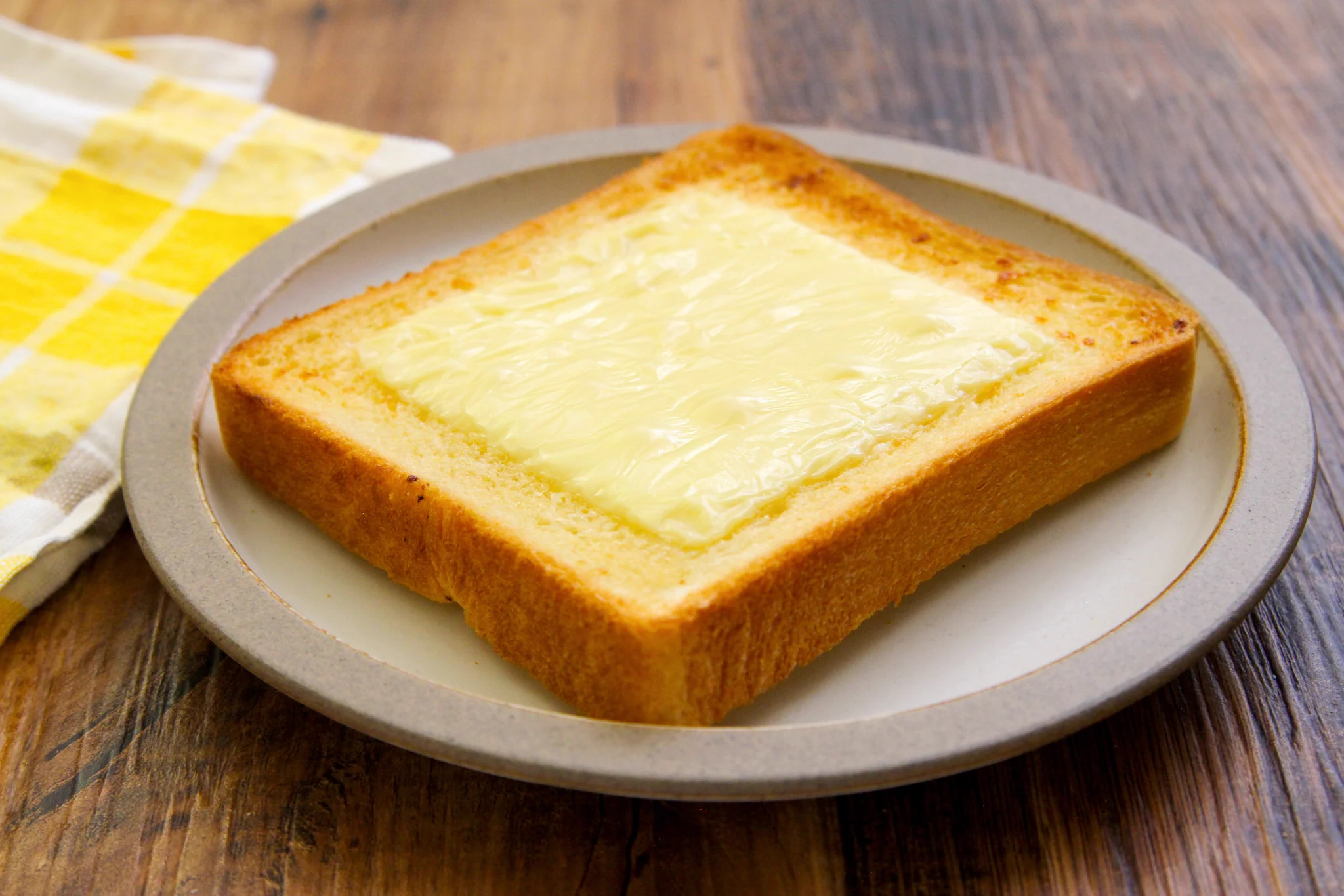 一手間加えるだけで美味しさが格段にアップ！絶対に真似してほしい『チーズトースト』