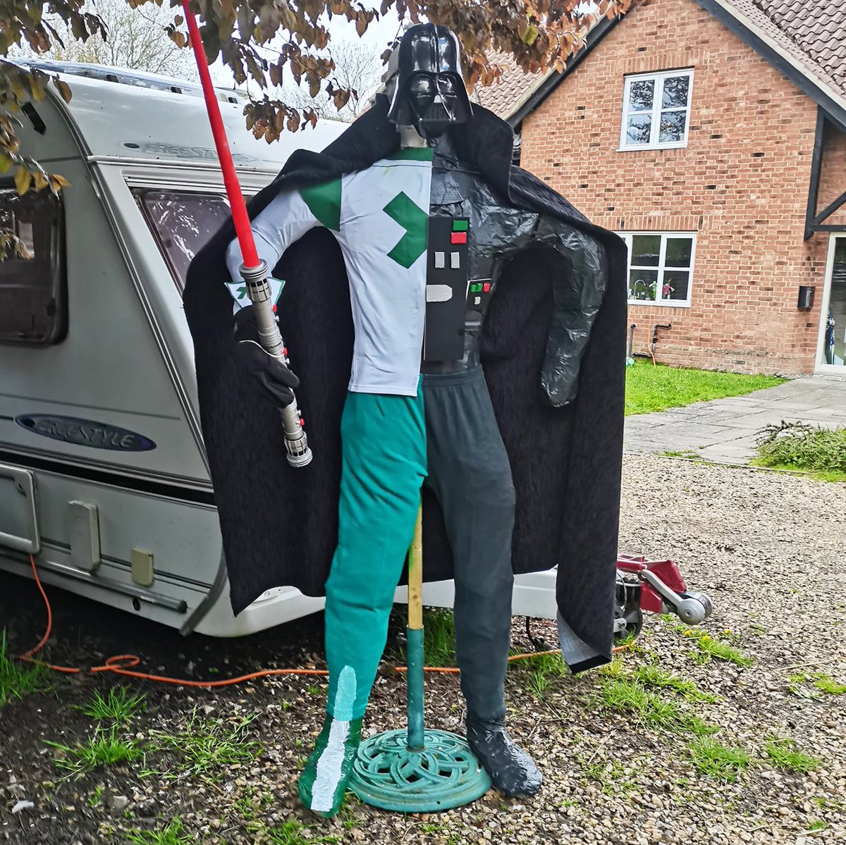 ScarecrowsUrch's tweet photo. Happy Star Wars Day from Urchfont Scarecrow Festival.
#MayThe4thBeWithYou
#StarWarsDay #UrchfontScarecrows https://t.co/BvkSTvMEnb