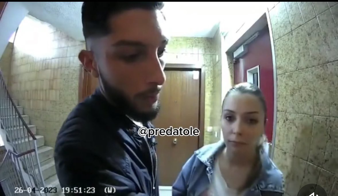 Morito y su novia pasando la ITV de las puertas de los pisos
