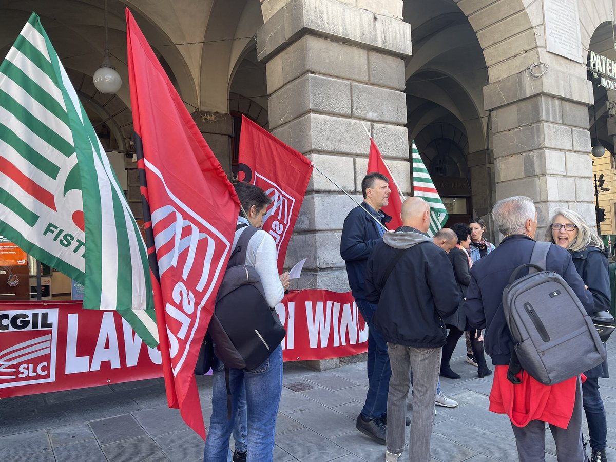 Cgil_Liguria's tweet photo. 🟥 Questa mattina sciopero con presidio dei lavoratori #Windtre in Piazza De Ferrari a #Genova: no allo scorporo della rete mobile ‼️
#SlcCgil #Cgil #Tlc https://t.co/13EUggOW4s