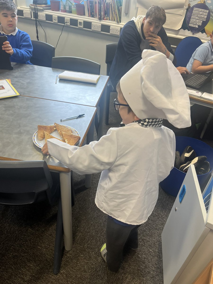 WhitehouseHull's tweet photo. This morning in Whitehouse we had our very own little chef helping to take breakfast orders from the Whitehouse classes and delivering them to the classroom. #bigcooklittlecook #littlechef #whitehousePru #helpinghand #breakfastorders #breakfastdeliveries https://t.co/YNDWI4PD0s