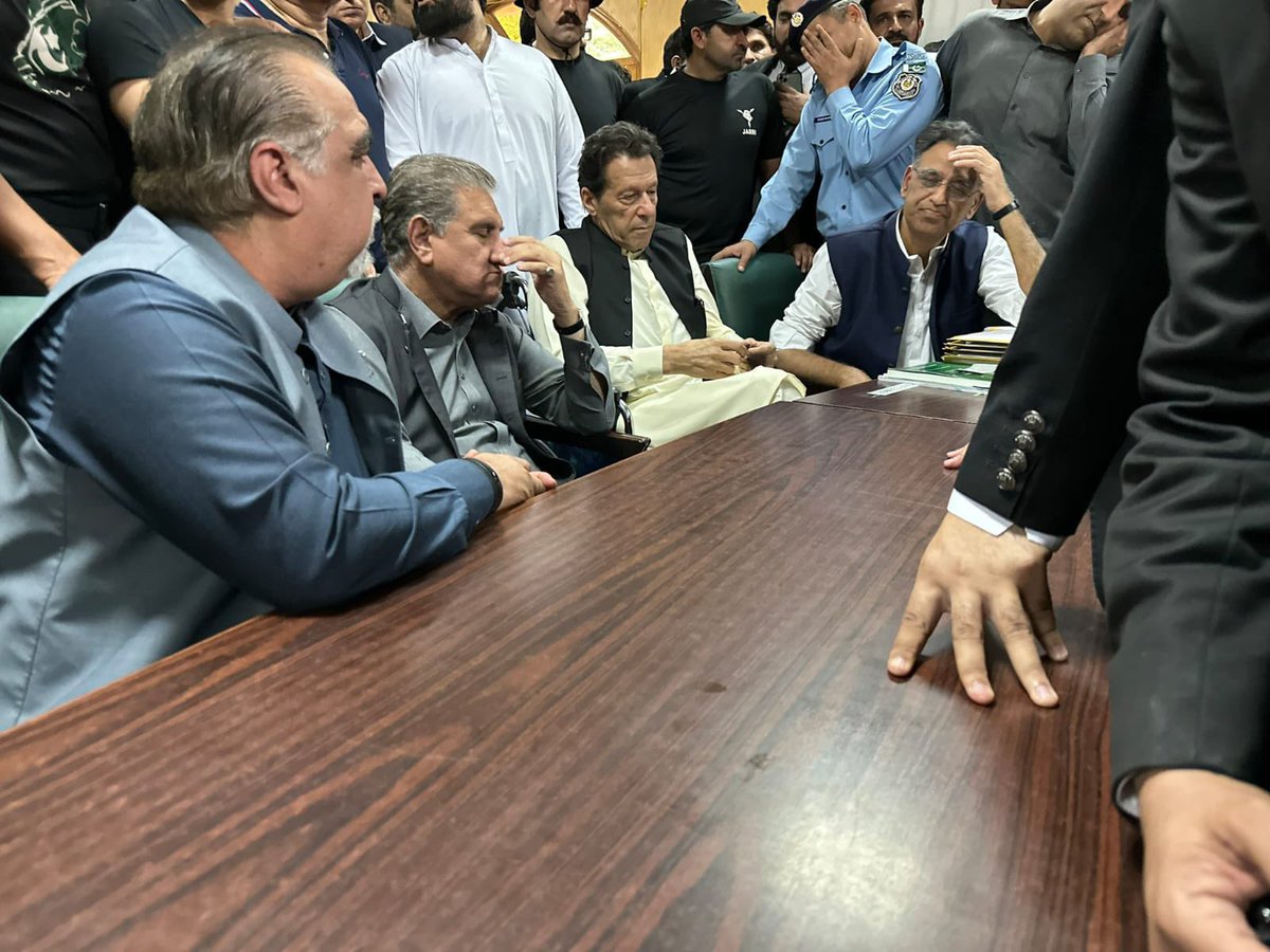 QaziSibghatul12's tweet image. عدالت میں بھی فوٹو سیشن !!!! 

ویران نصیب دا حال نہ پچھ
توں شاکر آپ سیانا ایں
ساڈا چہرہ پڑ حالات نہ پچھ
#ٹانگ_مچولی_نہیں_چلے_گی