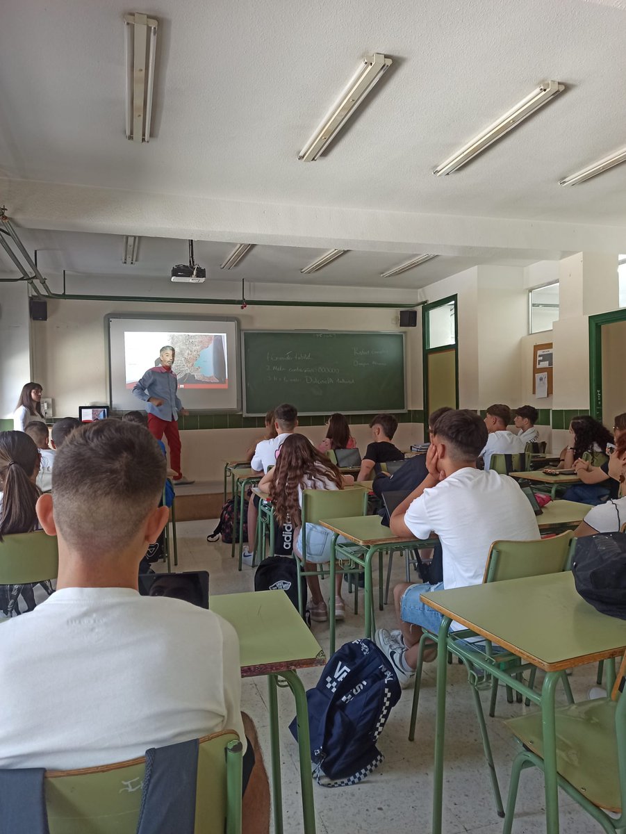 1_millionbot's tweet photo. 🤖📷 ¡Día emocionante en
@iesgabrielmiro!  El equipo #1MillionBot presentaron a los estudiantes el chatbot literario DulcineIA, ¡despertando pasión por el Quijote! La #IA y la cultura se unen para motivar la lectura. Descubre DulcineIA: https://t.co/2QARgzEirL…📚#Educación https://t.co/EW654a2oWL
