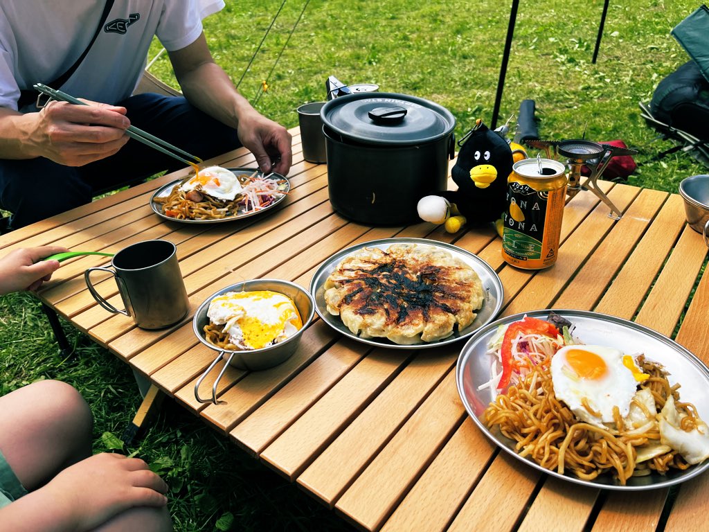corco_yokohama2's tweet photo. ビーコルの試合がない休日はキャンプ🏕お昼ゴハンの餃子と焼きそば、瞬殺で売り切れました😃
#ビーコルキャンプ部
#DUCKROW も一緒 https://t.co/Qr1UIinOGx
