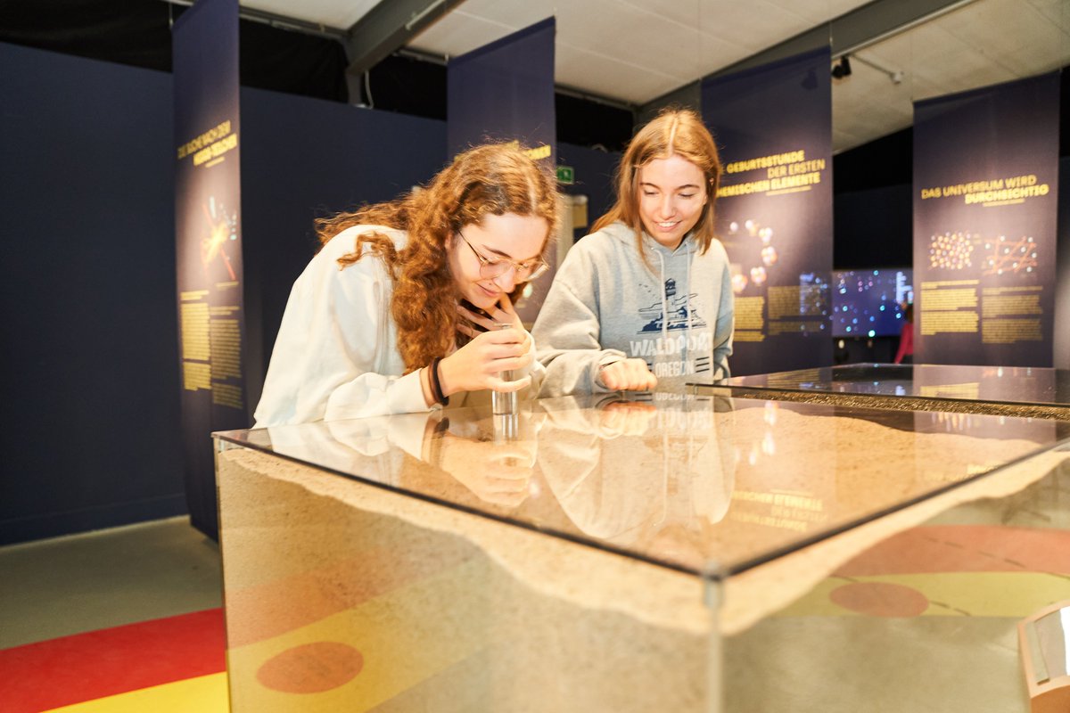 InitiativeNAT's tweet photo. Kleine Teilchen &amp; die großen Fragen - Schülerinnen entdecken das #Universum in der Ausstellung "Wie alles begann" @quunihh @desy @UHHMIN 
Danke an Prof. Gudrid Moortgat-Pick https://t.co/U99OW2YlXo

@KoerberScience @KoerberEdu @dfg_public @hh_bwfgb @hh_bsb https://t.co/0eTCHrNSoN