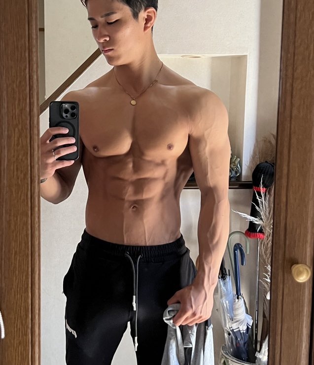 筋トレにハマって、もっとマッチョになりたくて一人暮らしを始めて
貯金は無かったけどジムに通って
たくさんYouTubeを見漁って
仕事の合間に筋トレをして
無理なく、それでも絶対継続して
ふと4年前の写真と比較をしたら
嬉しいくらい変化してた。