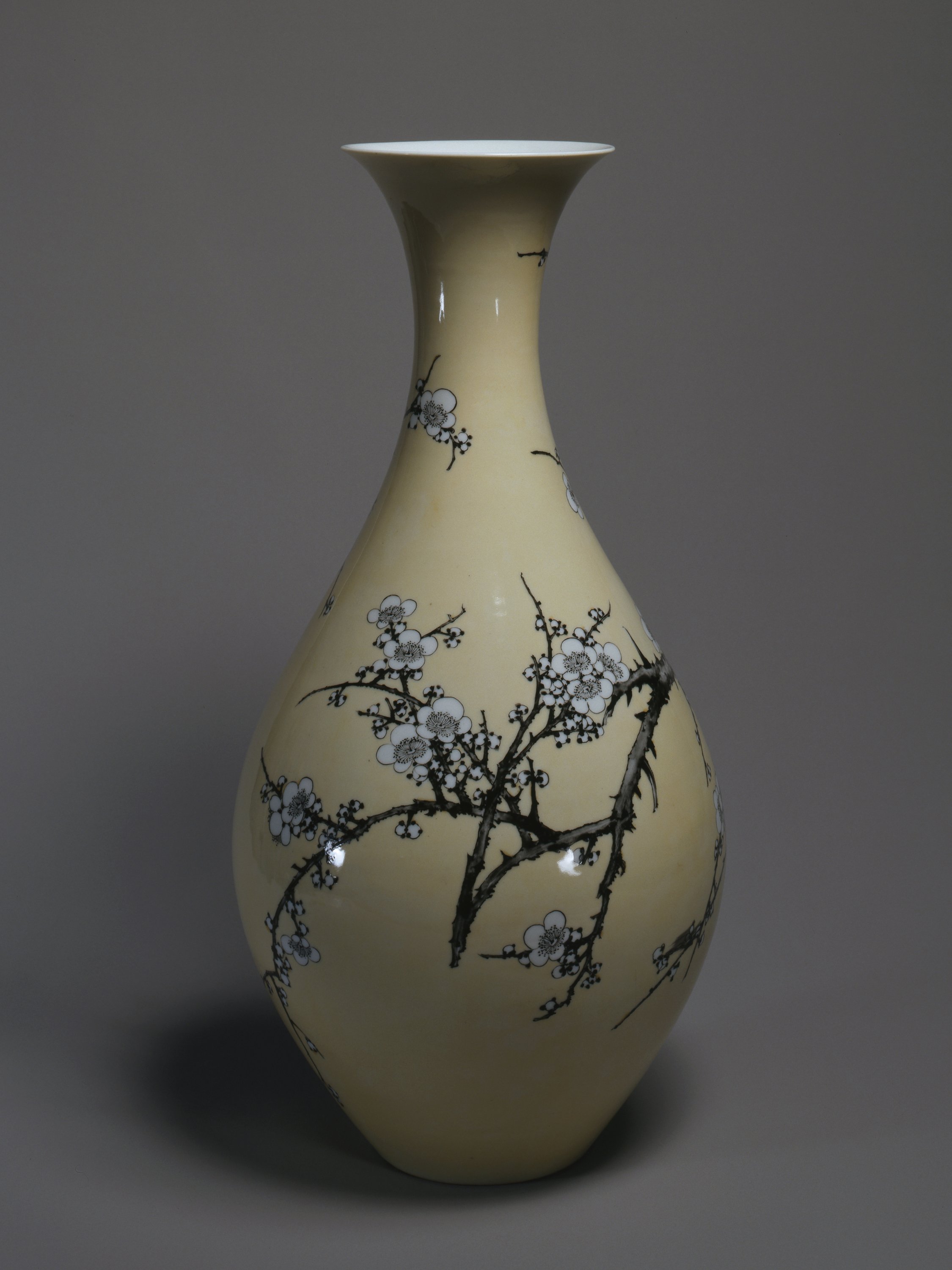 中国古美術・旧蔵の貝殻を鎏金で飾った陶磁器、侍女の文様が施された葵口洗・5x30 中国古美術・旧蔵の貝殻を鎏金で飾った陶磁器、侍女の文様が施