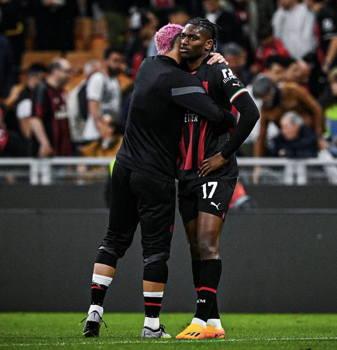La__Tang's tweet photo. Pas de qualification en ligue des champions en fin de saison et on perd ces 2 là… 

J’espère que vous en êtes conscient hein 🔴⚫️ https://t.co/cheSaUqdFC