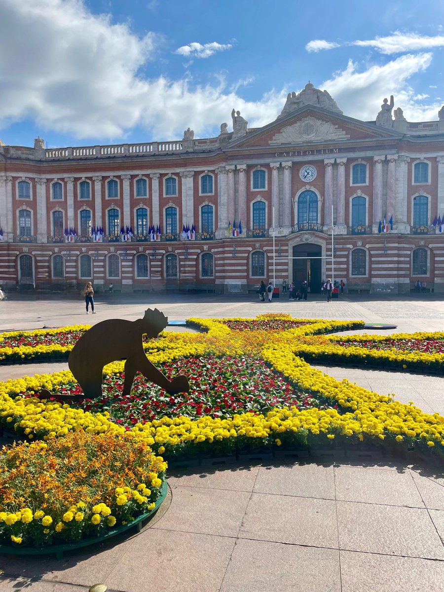 oxoanina's tweet photo. C’est aujourd’hui ! 🌸
La croix occitane de la Place du Capitole en fleurs. En attendant la coupe du monde de Rugby #WorldCup2023 un petit clin d’œil avec les drapeaux des nations accueillies à #Toulouse. https://t.co/UXO8HofNMQ
