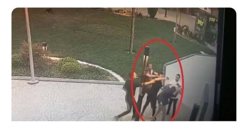 İşte o an…

Uludağ Üniversitesi Tıp Fakültesinde Kalp ve Damar Cerrahisi Profesörü hocamıza yapılan saldırı anı.

#doktordövebiliyoruz
#DoktorlarHaklarıİçinTakipleşiyor