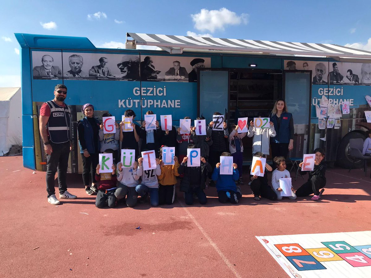 bespinarkampi's tweet photo. Gezici Kütüphane Araçlarımız Çadır Kentlerdeki Depremzede  Öğrencilere Kitap ve Aktivite hizmeti sağlıyor https://t.co/FLuxAoOt9j