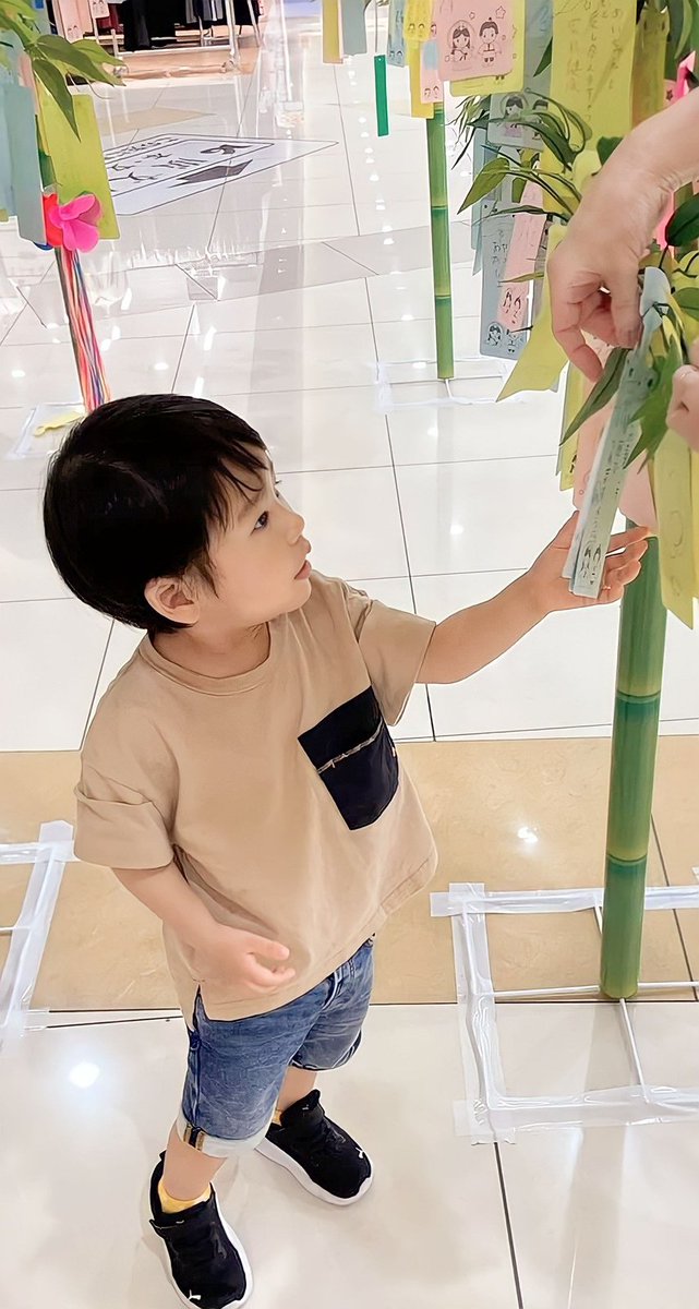 wm_noricha's tweet photo. ➀子どもの日を通り越して七夕の短冊を飾るショッピングモールでの息子🎋
②そのショッピングモールで息子とポンデリングはんぶんこ🍩
③【おまけ】大昔、それなりに子どもだった時の自分😂笑 https://t.co/8ldzUePjHv