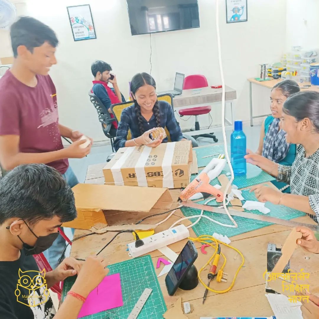 MakersBoxORG's tweet image. Innovators are testing their prototype at Makersbox They're using creativity, critical thinking, and collaboration to develop their product and learn valuable skills in tech. Support Makersbox's mission to inspire the next generation of leaders. #YoungInnovators #PrototypeTesting